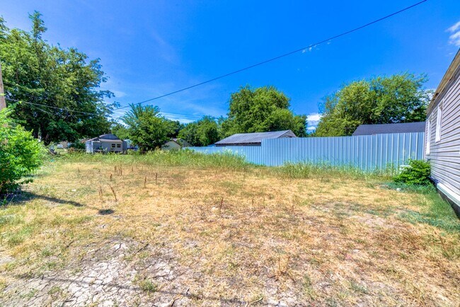 Building Photo - 1020 E Apache St