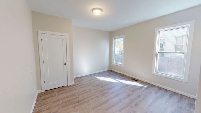 Building Photo - Beautiful and Spacious 3 Bedroom Apartment
