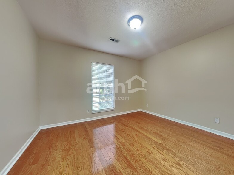 Building Photo - 1710 Stilwell Cir