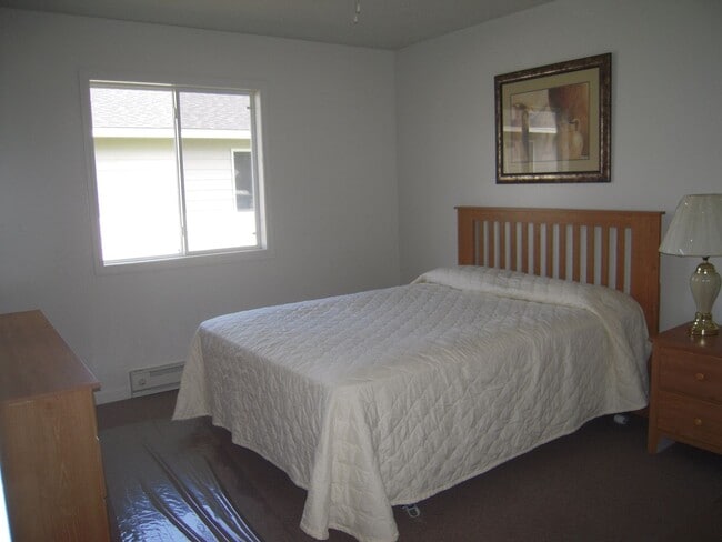 Building Photo - 3 Bedroom, Single-story Townhomes for rent in Newton, IA