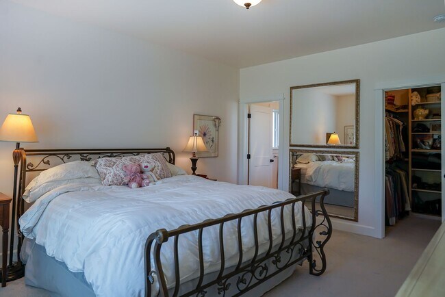 Building Photo - Beautiful Dover Bay Home
