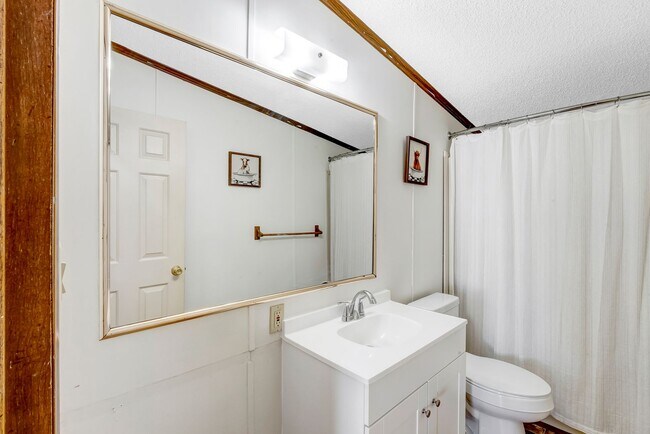 Building Photo - 3 Bedroom/2 Bathroom Home For Rent