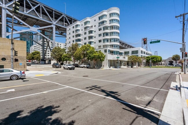 Building Photo - Light Filled 2 Bed, 2 Bath South Beach Por...
