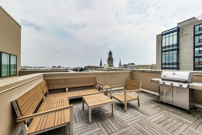 Building Photo - Gorgeous 2 bedroom 2 bath condo just steps from Columbia Hgts center $3,550