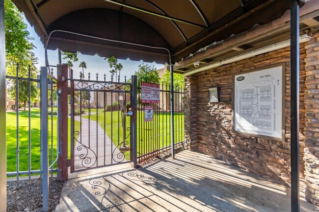 Building Photo - 3825 E Camelback Rd
