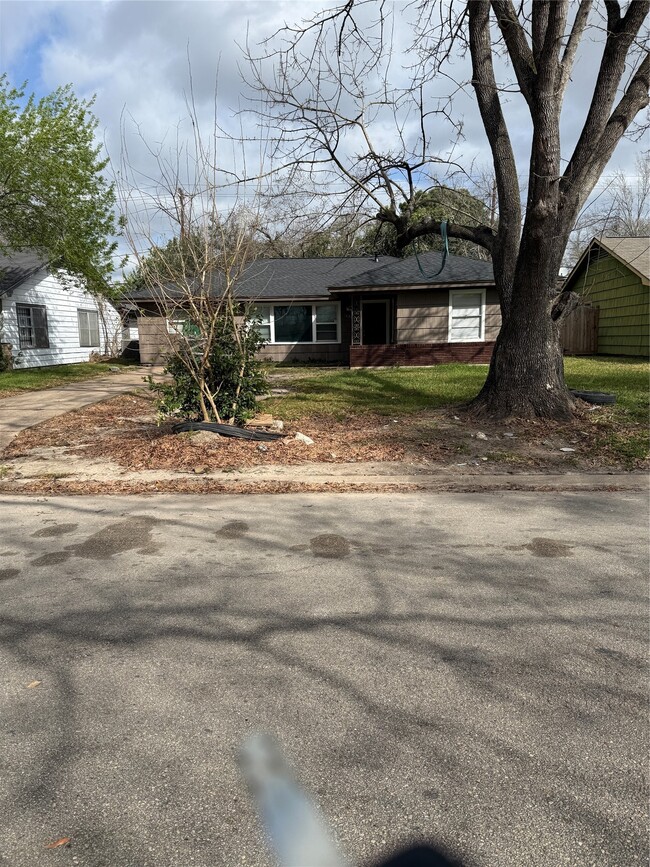 Building Photo - 6303 Belcrest St