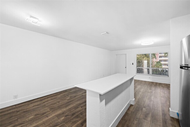 Building Photo - 1100 Crystal Lake Dr