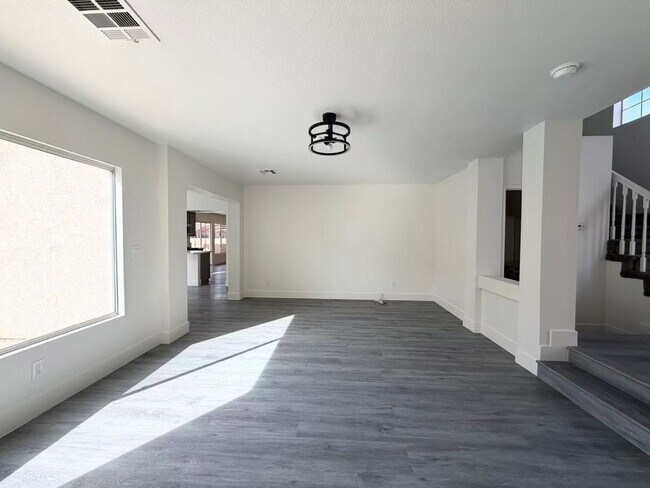 Building Photo - Beautifully renovated and move-in ready home located in the heart of Green Valley