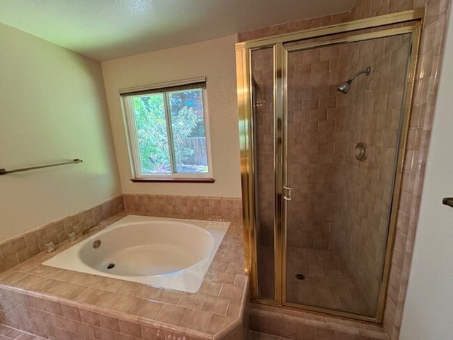 Building Photo - Spacious 4 bedroom, single level home in M...