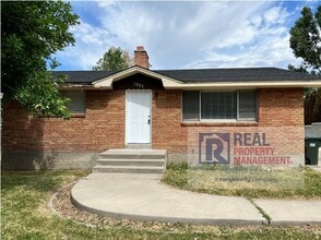 Building Photo - 4 Bedroom 2 Bath Home - Pet Friendly