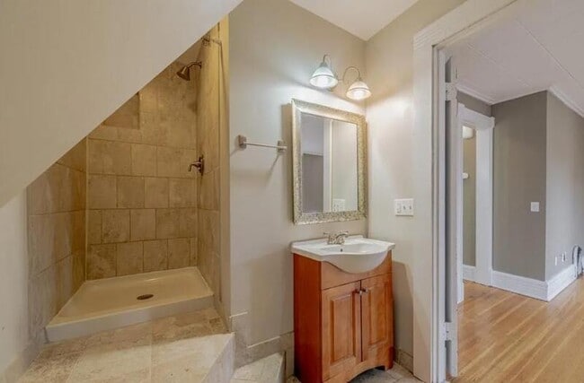 Building Photo - 213-215-215 Oxford St