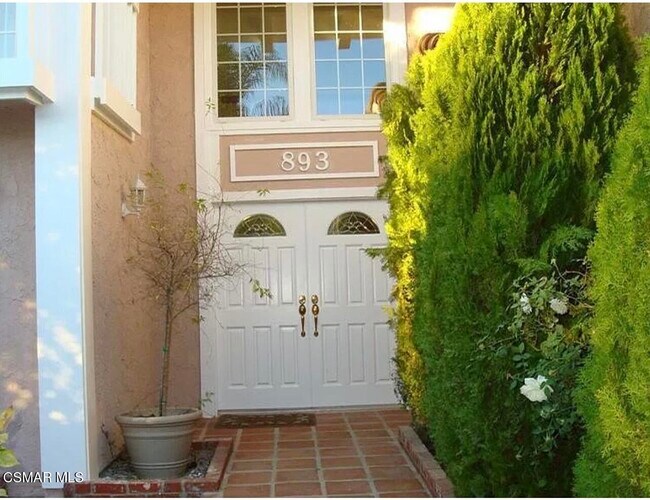 Building Photo - 893 Lindawood St