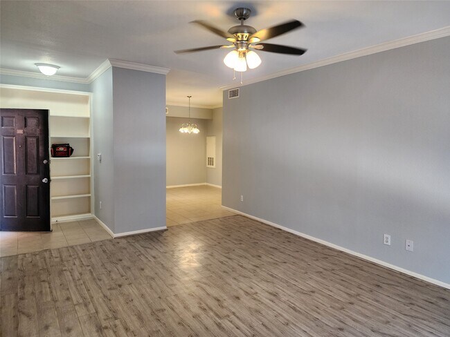 Building Photo - 2255 Braeswood Park Dr