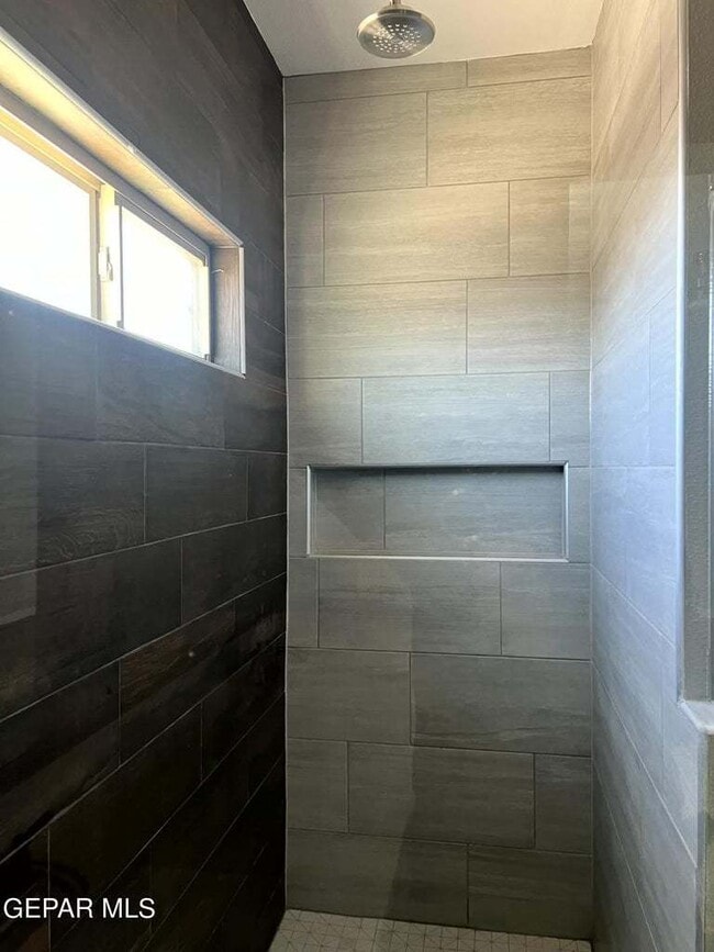 Building Photo - Open floor plan. 4 Bedrooms, 2.5 baths, 2 ...