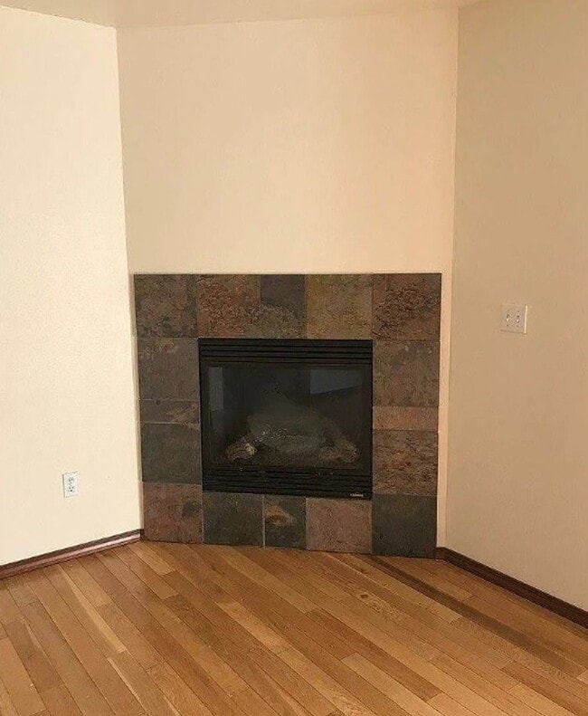 Building Photo - Burlington 3 Bed 2.5 Bath