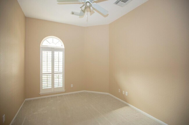 Building Photo - 3006 Reindeer Crescent