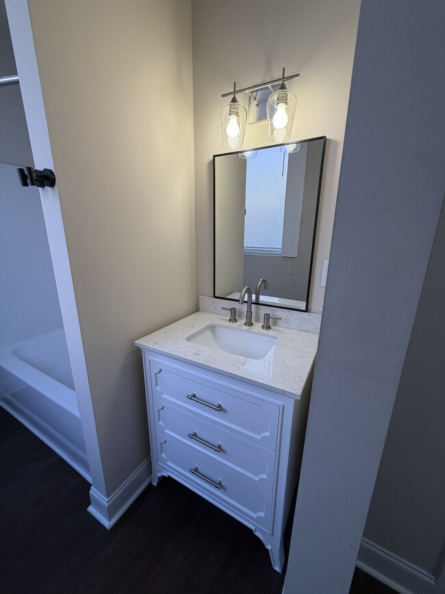 Building Photo - DT Cornelia Loft 3