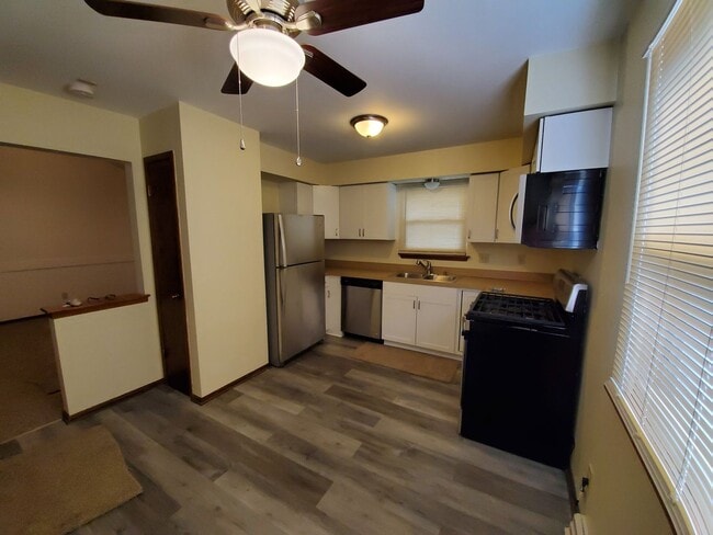 Building Photo - Spacious 3 Bedrooms 2 Baths Townhome Available