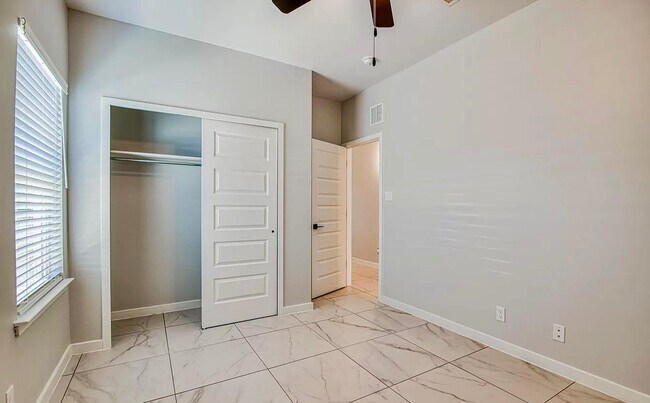 Building Photo - 8937 Mount Rushmore Ln
