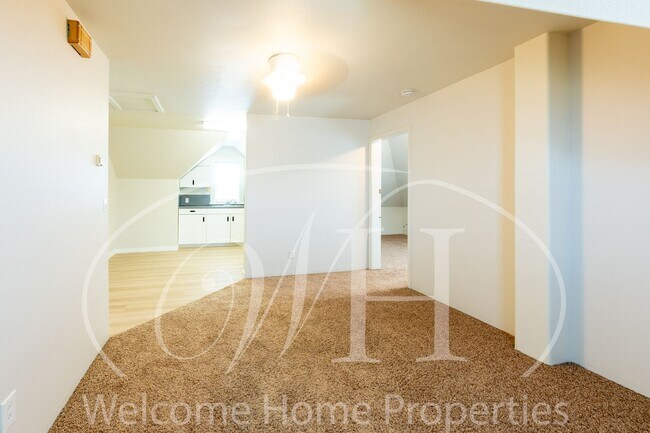 Building Photo - Spacious Attic Apartment Close to WWU