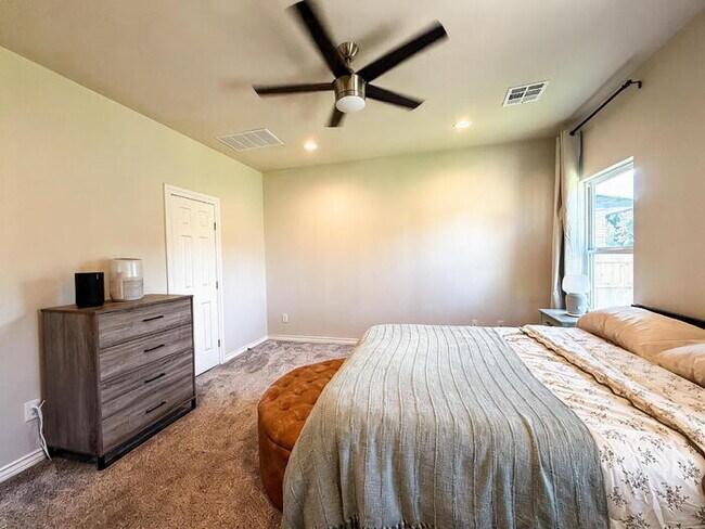 Building Photo - 3 Bed 2 Bath in NW OKC