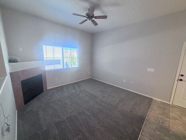 Building Photo - 2 Bed + Den/ 2 Bath 2nd floor condo in Gat...