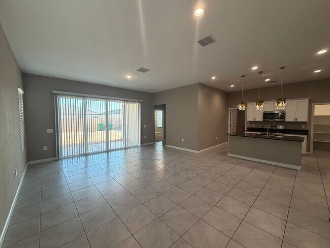 Building Photo - 40916 W Shaver Dr