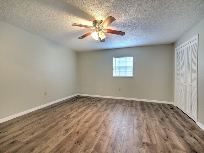 Building Photo - Very nice large 5 bedroom/3 bathroom home ...