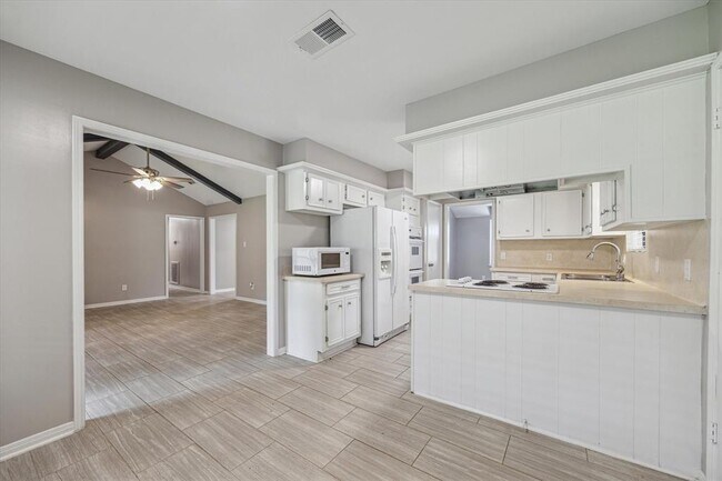 Building Photo - 13910 E Cypress Forest Dr