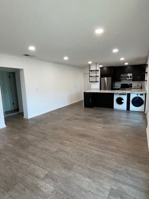 Building Photo - 8811 Bay Pointe Dr