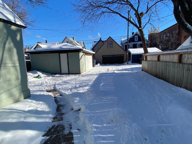Building Photo - WE HAVE A CUTE & CLASSY RENTAL ON 16TH!