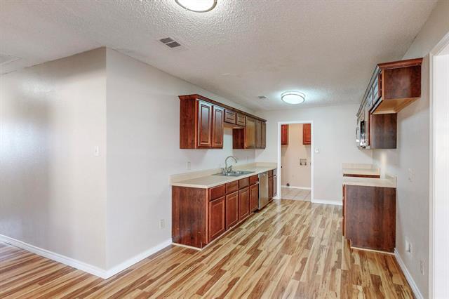 Building Photo - 1900 N Irving Heights Dr
