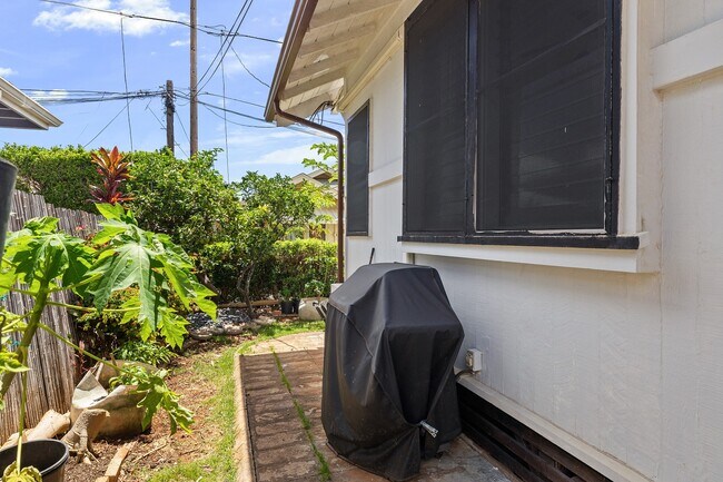 Building Photo - 3-bedroom, 2-bath single-family home with a covered porch and parking. Ideally located near Diamo...
