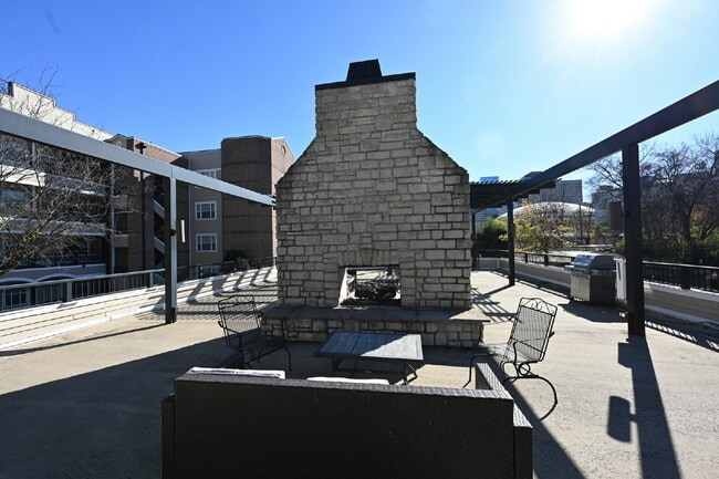 Building Photo - Spacious Germantown Gem!