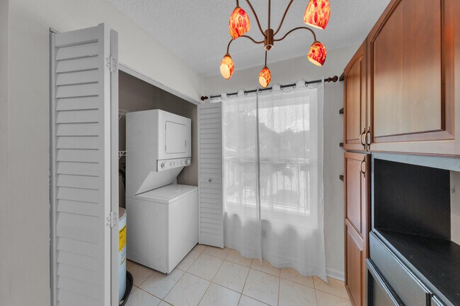 Building Photo - 14623 Bonaire Blvd