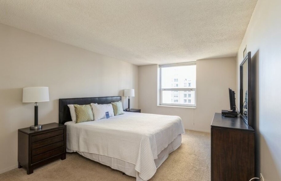 Bedroom - 545 N Dearborn St