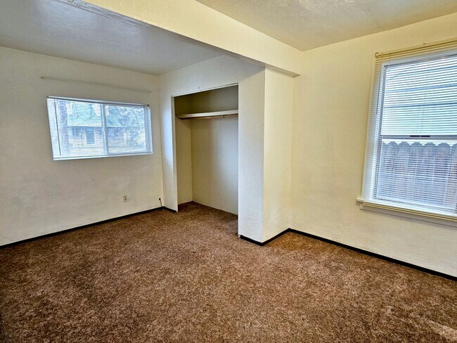 Building Photo - Cozy Rambler with Backyard Close to Columb...