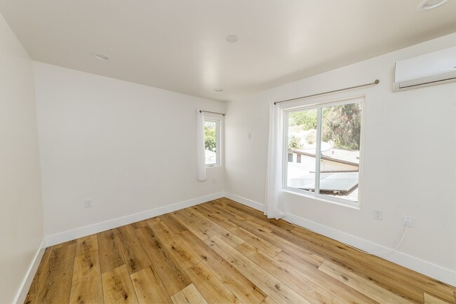 Building Photo - 1 Bedroom in Oceanside!