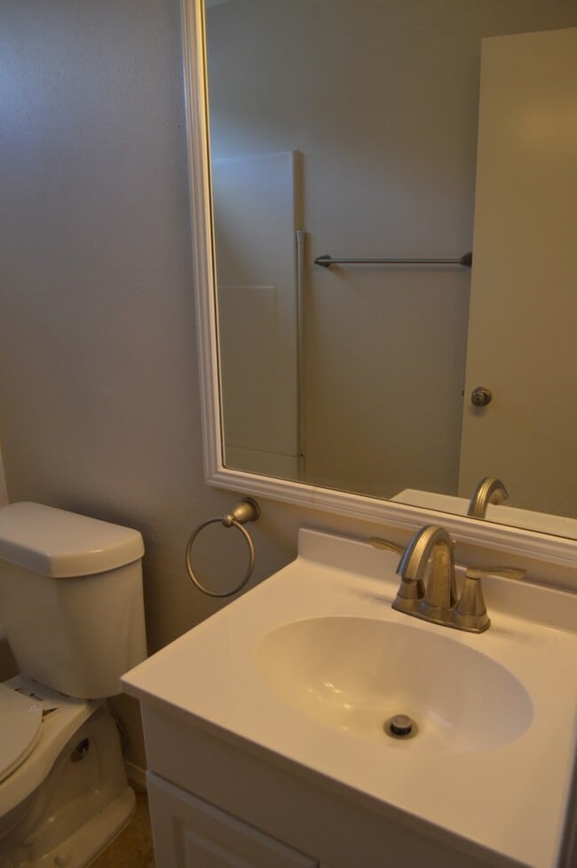 Building Photo - Beautiful remodeled 3 bed 2 bath home in L...