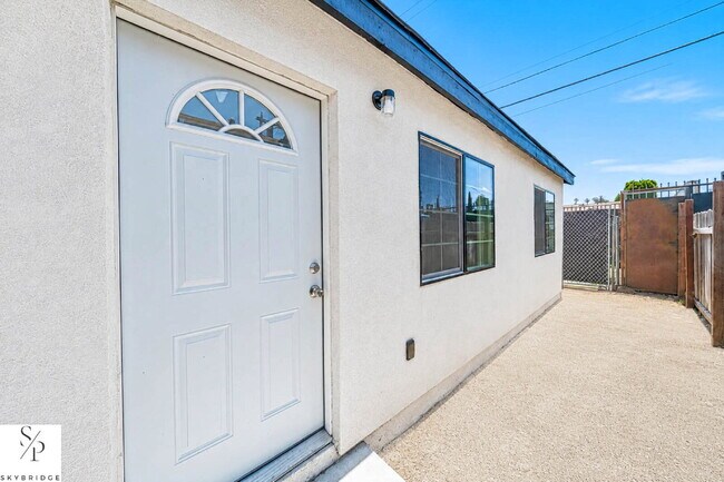 Building Photo - "Cozy 1-Bedroom Gem in Los Angeles – Your Perfect Urban Retreat!"