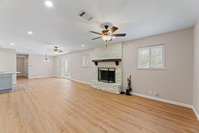 Building Photo - 6010 Oakclaire Dr