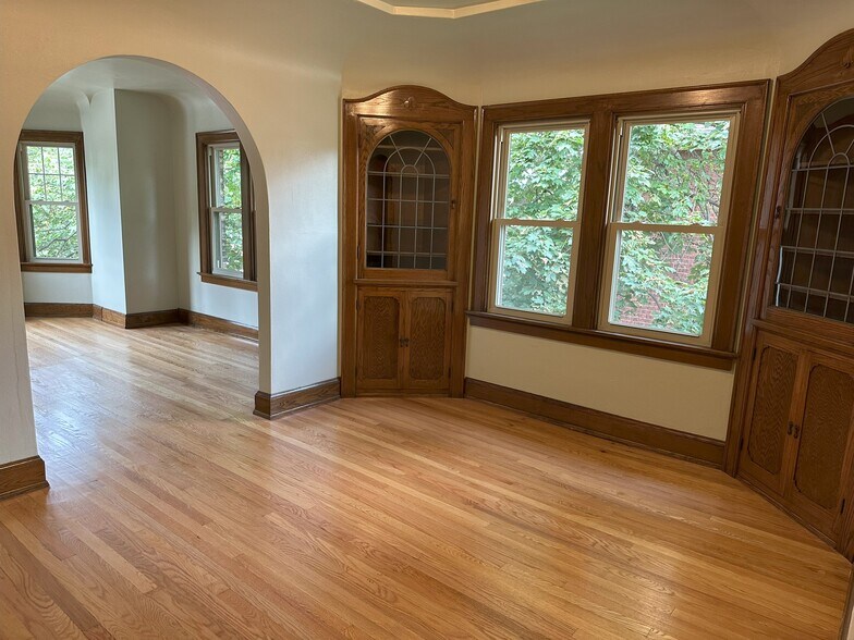 Dining Room - 6615 W Bluemound Rd