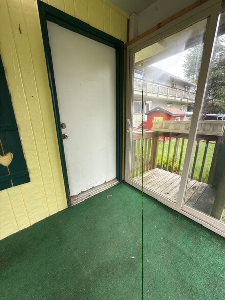 Building Photo - 2547 NE Holmes Rd