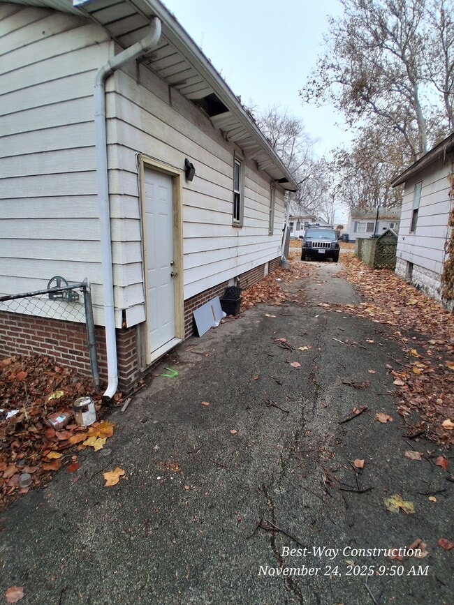 Building Photo - 2057 N Charles St