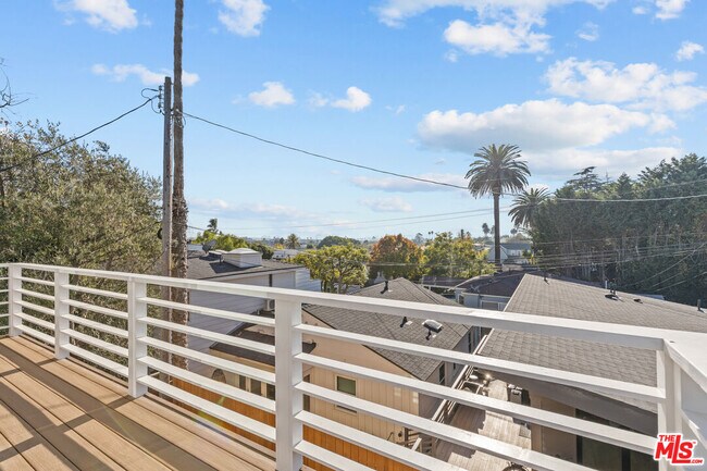 Building Photo - 3647 Grand View Blvd