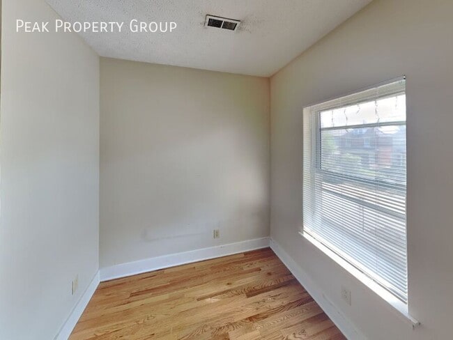 Building Photo - 1371 Summit St