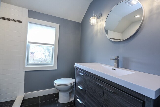 Building Photo - 1370 Bay Shore Blvd