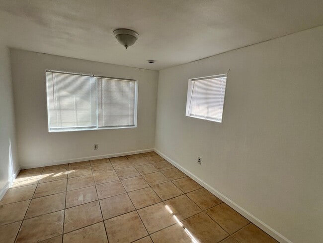 Building Photo - 3 Bedroom 1 Bath duplex with updated kitchen