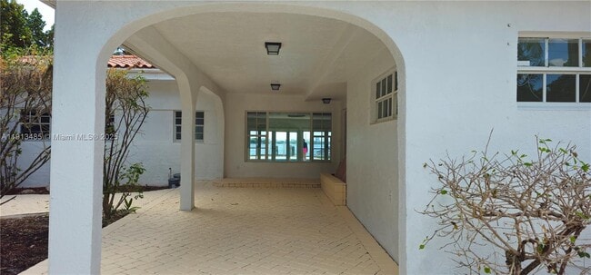 Building Photo - 1700 Bay Dr