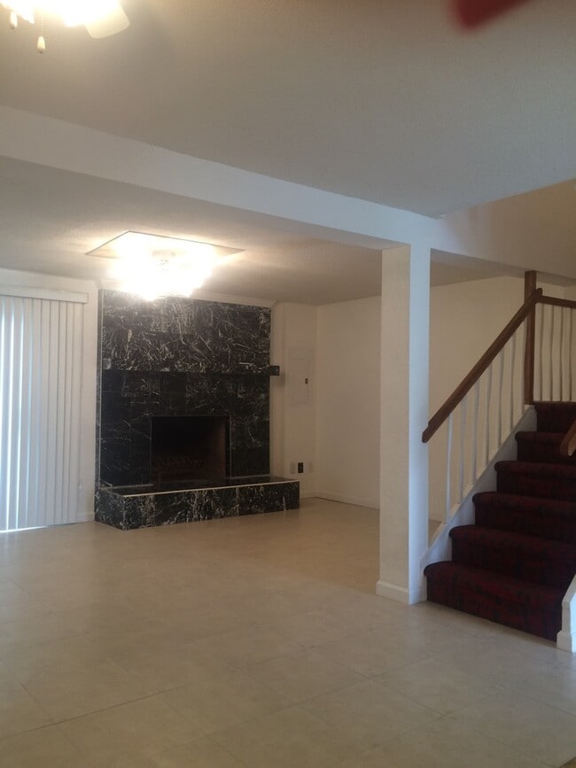 Building Photo - 9620 Vinca Cir